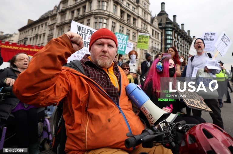 Reino Unido: Protesto em Londres contra os cortes nos benefícios sociais