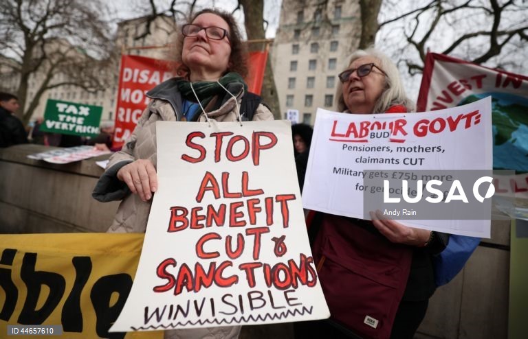 Reino Unido: Protesto em Londres contra os cortes nos benefícios sociais