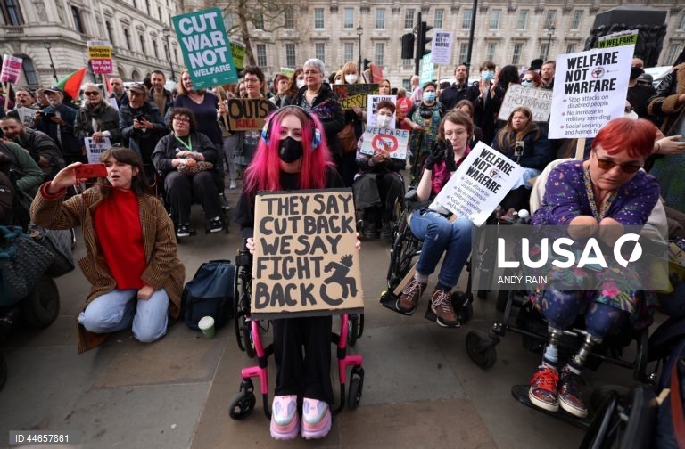 Reino Unido: Protesto em Londres contra os cortes nos benefícios sociais