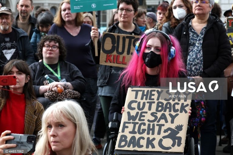 Reino Unido: Protesto em Londres contra os cortes nos benefícios sociais