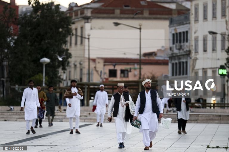Muçulmanos celebram o fim do Ramadão na Praça do Martim Moniz em Lisboa, 30 de março de 2025. FILIPE AMORIM/LUSA