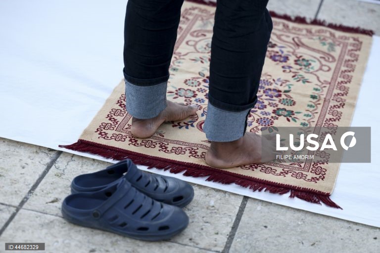 Muçulmanos celebram o fim do Ramadão na Praça do Martim Moniz em Lisboa, 30 de março de 2025. FILIPE AMORIM/LUSA