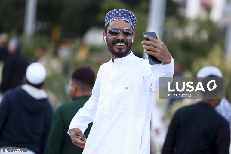 Muçulmanos celebram o fim do Ramadão na Praça do Martim Moniz em Lisboa, 30 de março de 2025. FILIPE AMORIM/LUSA