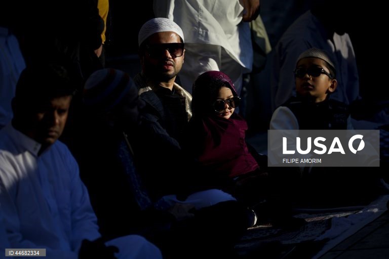 Muçulmanos celebram o fim do Ramadão na Praça do Martim Moniz em Lisboa, 30 de março de 2025. FILIPE AMORIM/LUSA