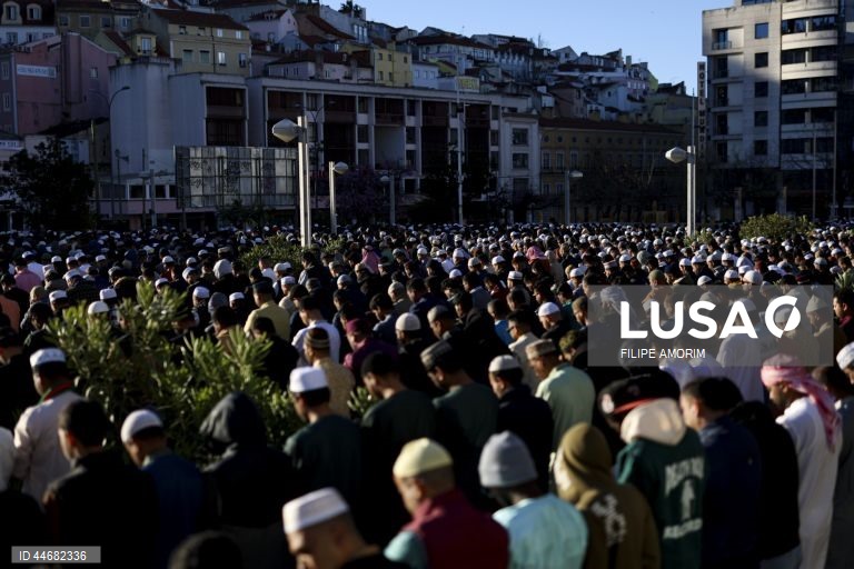 Muçulmanos celebram o fim do Ramadão na Praça do Martim Moniz em Lisboa, 30 de março de 2025. FILIPE AMORIM/LUSA