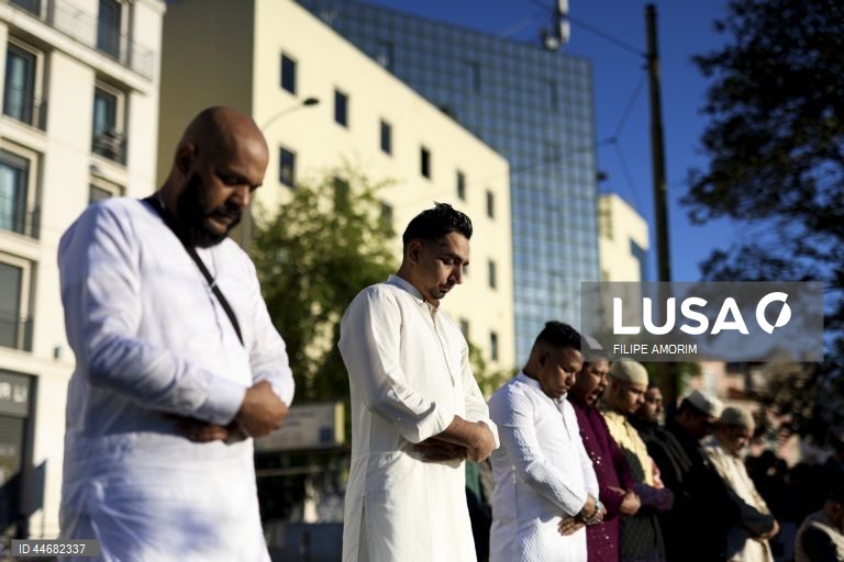 Muçulmanos celebram o fim do Ramadão na Praça do Martim Moniz em Lisboa, 30 de março de 2025. FILIPE AMORIM/LUSA