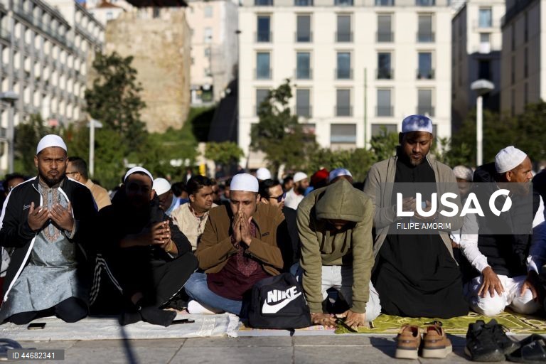 Muçulmanos celebram o fim do Ramadão na Praça do Martim Moniz em Lisboa, 30 de março de 2025. FILIPE AMORIM/LUSA