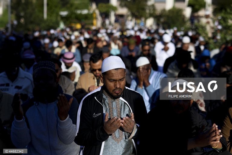 Muçulmanos celebram o fim do Ramadão na Praça do Martim Moniz em Lisboa, 30 de março de 2025. FILIPE AMORIM/LUSA