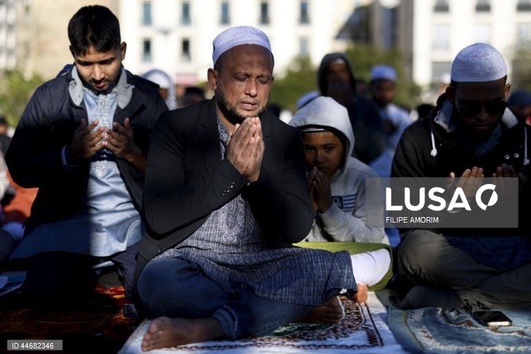 Muçulmanos celebram o fim do Ramadão na Praça do Martim Moniz em Lisboa, 30 de março de 2025. FILIPE AMORIM/LUSA