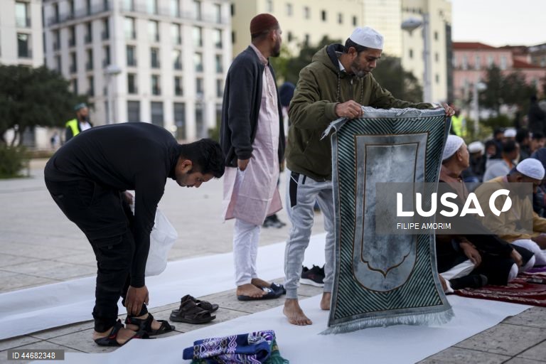 Muçulmanos celebram o fim do Ramadão na Praça do Martim Moniz em Lisboa, 30 de março de 2025. FILIPE AMORIM/LUSA