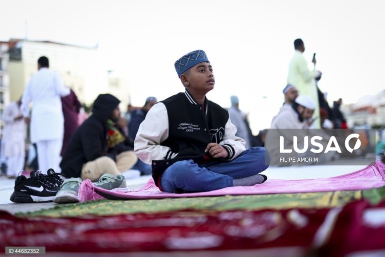 Muçulmanos celebram o fim do Ramadão na Praça do Martim Moniz em Lisboa, 30 de março de 2025. FILIPE AMORIM/LUSA