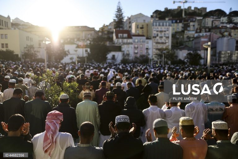 Muçulmanos celebram o fim do Ramadão na Praça do Martim Moniz em Lisboa, 30 de março de 2025. FILIPE AMORIM/LUSA