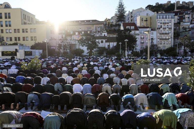 Muçulmanos celebram o fim do Ramadão na Praça do Martim Moniz em Lisboa, 30 de março de 2025. FILIPE AMORIM/LUSA