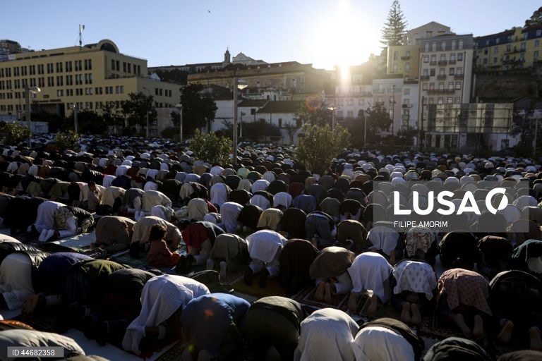 Muçulmanos celebram o fim do Ramadão na Praça do Martim Moniz em Lisboa, 30 de março de 2025. FILIPE AMORIM/LUSA