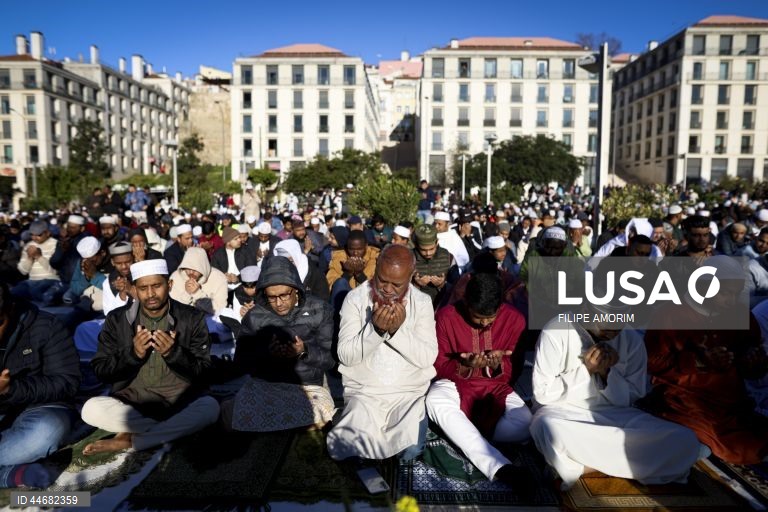 Muçulmanos celebram o fim do Ramadão na Praça do Martim Moniz em Lisboa, 30 de março de 2025. FILIPE AMORIM/LUSA