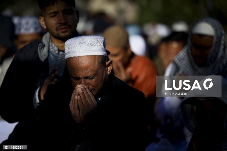 Muçulmanos celebram o fim do Ramadão na Praça do Martim Moniz em Lisboa, 30 de março de 2025. FILIPE AMORIM/LUSA