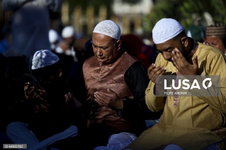 Muçulmanos celebram o fim do Ramadão na Praça do Martim Moniz em Lisboa, 30 de março de 2025. FILIPE AMORIM/LUSA