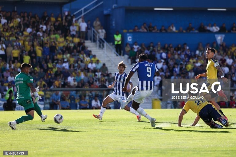 FC Porto player Samu Aghehowa (C) kicks for goal against Estoril Praia during the First League soccer match between Estoril Praia and FC Porto, at Antonio Coimbra da Mota Stadium, in Estoril, Portugal, 30 May 2025. JOSE SENA GOULAO/LUSA