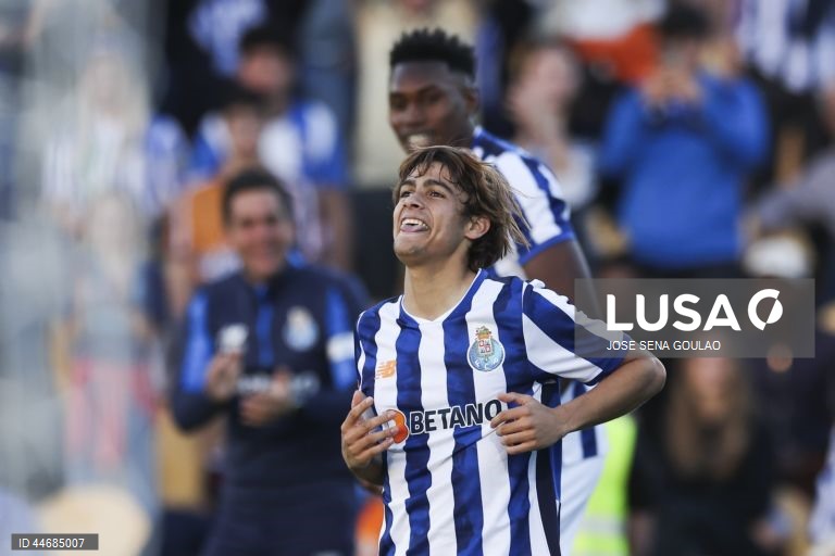 FC Porto player Rodrigo Mora (L) celebrates with his team mate Samu Aghehowa after scoring a goal during the First League soccer match between Estoril Praia and FC Porto, at Antonio Coimbra da Mota Stadium, in Estoril, Portugal, 30 May 2025. JOSE SENA GOULAO/LUSA