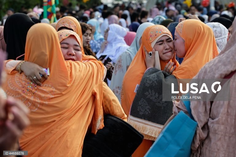 Muçulmanos celebram o fim do ramadão (Eid Al-Fitr) 