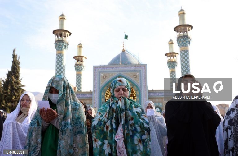 Muçulmanos celebram o fim do ramadão (Eid Al-Fitr) 
