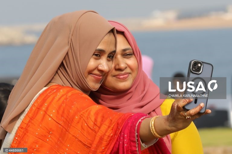Muçulmanos celebram o fim do ramadão (Eid Al-Fitr) 