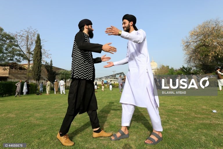 Muçulmanos celebram o fim do ramadão (Eid Al-Fitr) 
