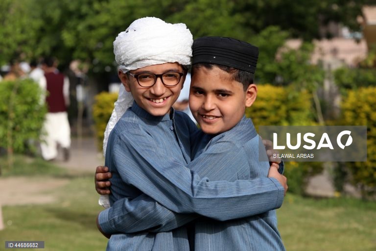 Muçulmanos celebram o fim do ramadão (Eid Al-Fitr) 
