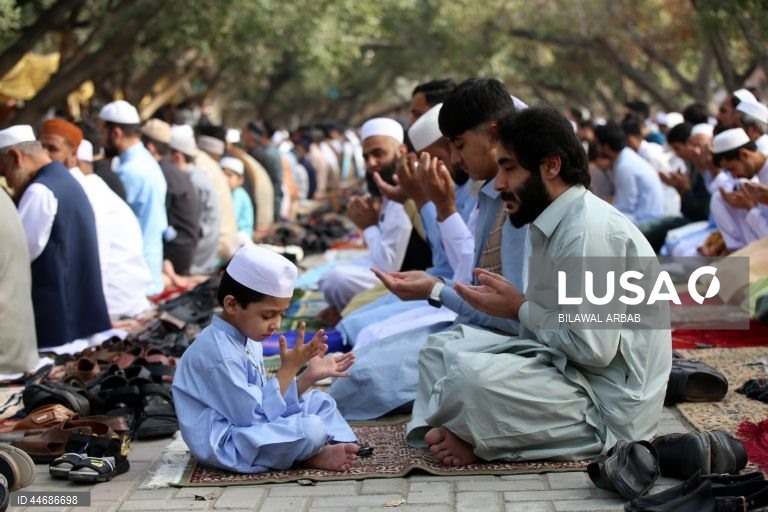 Muçulmanos celebram o fim do ramadão (Eid Al-Fitr) 