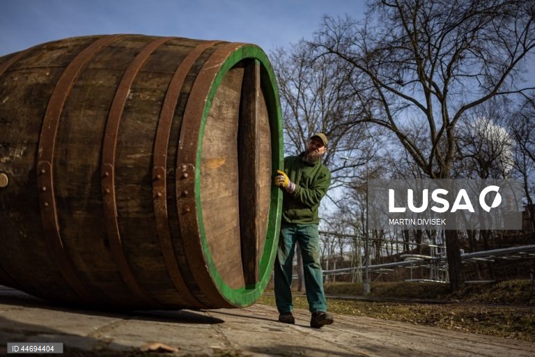 República Checa: Tanoeiros na fábrica de cerveja Pilsner Urquell em Plzen