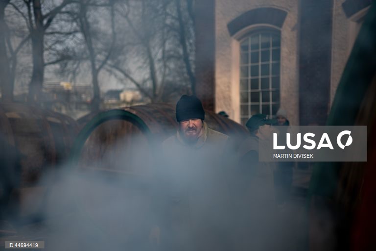 República Checa: Tanoeiros na fábrica de cerveja Pilsner Urquell em Plzen