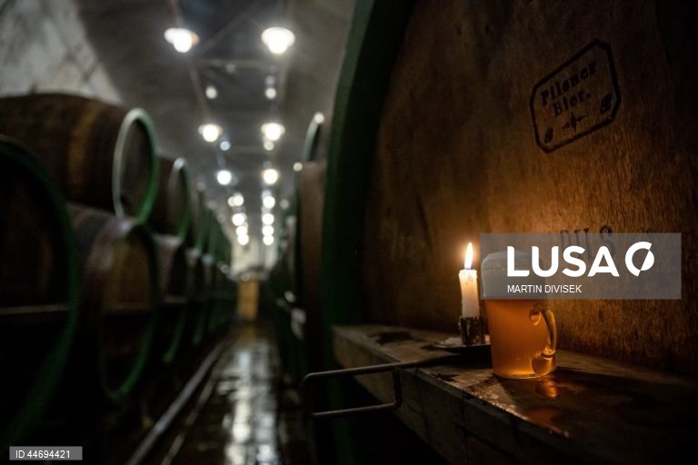 República Checa: Tanoeiros na fábrica de cerveja Pilsner Urquell em Plzen