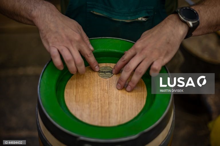 República Checa: Tanoeiros na fábrica de cerveja Pilsner Urquell em Plzen