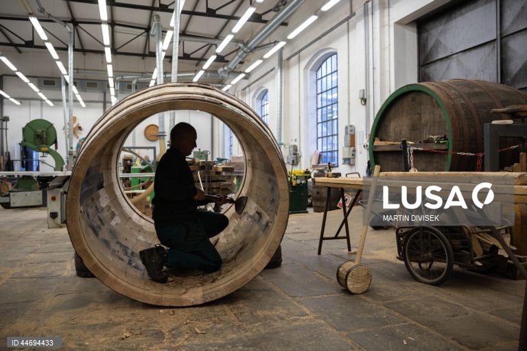 República Checa: Tanoeiros na fábrica de cerveja Pilsner Urquell em Plzen