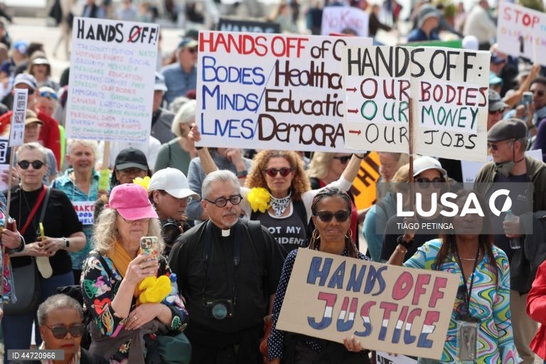 US activists living in Portugal during a demonstration with the common goal of fighting against the political plans of Trump and Elon Musk, and against “the destruction of democratic institutions” in the United States. Many of the activists involved in this protest have ties to the international organization Democrats Abroad, which is linked to the Democratic Party in the United States and aims to mobilize American voters living abroad. Lisbon, Portugal, 05 April 2025. TIGO PETINGA/ LUSA