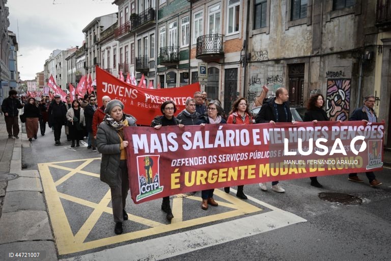 Participantes durante a manifestação nacional organizada pela CGTP-IN para trabalhadores dos distritos do Porto, Viana do Castelo, Braga, Vila Real, Bragança e Aveiro. Campo 24 de Agosto, Porto, 5 Abril 2025, MANUEL FERNANDO ARAUJO/LUSA