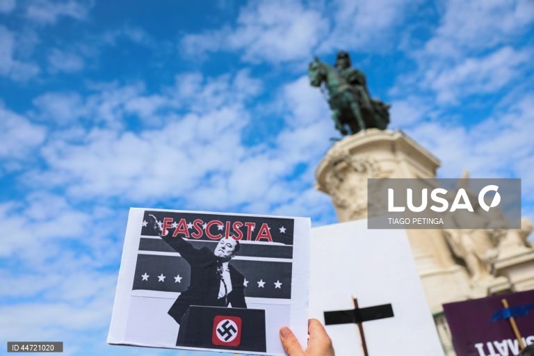 US activists living in Portugal during a demonstration with the common goal of fighting against the political plans of Trump and Elon Musk, and against “the destruction of democratic institutions” in the United States. Many of the activists involved in this protest have ties to the international organization Democrats Abroad, which is linked to the Democratic Party in the United States and aims to mobilize American voters living abroad. Lisbon, Portugal, 05 April 2025. TIGO PETINGA/ LUSA