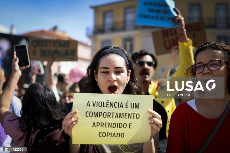 Manifestantes participam no protesto "Violação Não se Filma, Condena-se”, em frente à Assembleia da República, na sequência do caso do trio de influencers que se filmou a violar uma menor de 16 anos em Loures e divulgou o vídeo nas redes sociais, em Lisboa, 05 de abril de 2025. FILIPE AMORIM/LUSA