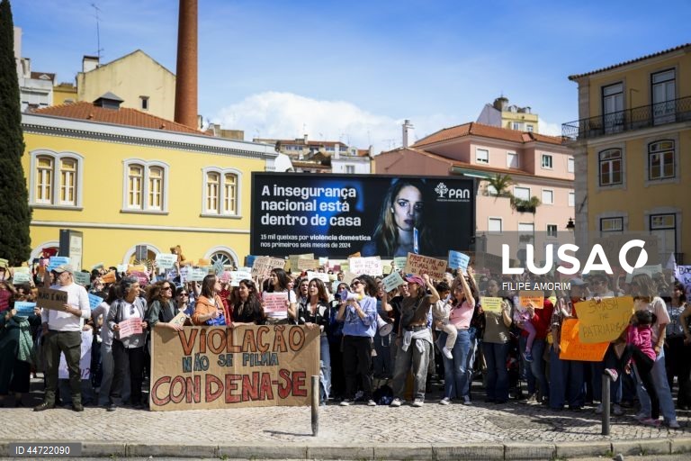 Manifestantes participam no protesto "Violação Não se Filma, Condena-se”, em frente à Assembleia da República, na sequência do caso do trio de influencers que se filmou a violar uma menor de 16 anos em Loures e divulgou o vídeo nas redes sociais, em Lisboa, 05 de abril de 2025. FILIPE AMORIM/LUSA