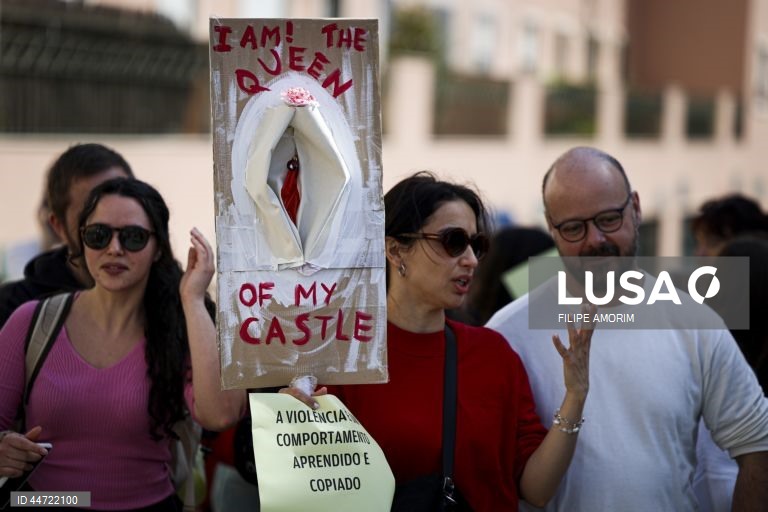 Manifestantes participam no protesto "Violação Não se Filma, Condena-se”, em frente à Assembleia da República, na sequência do caso do trio de influencers que se filmou a violar uma menor de 16 anos em Loures e divulgou o vídeo nas redes sociais, em Lisboa, 05 de abril de 2025. FILIPE AMORIM/LUSA