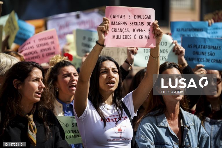 Manifestantes participam no protesto "Violação Não se Filma, Condena-se”, em frente à Assembleia da República, na sequência do caso do trio de influencers que se filmou a violar uma menor de 16 anos em Loures e divulgou o vídeo nas redes sociais, em Lisboa, 05 de abril de 2025. FILIPE AMORIM/LUSA