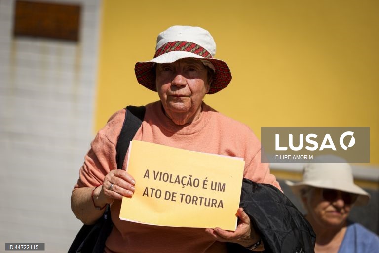 Manifestantes participam no protesto "Violação Não se Filma, Condena-se”, em frente à Assembleia da República, na sequência do caso do trio de influencers que se filmou a violar uma menor de 16 anos em Loures e divulgou o vídeo nas redes sociais, em Lisboa, 05 de abril de 2025. FILIPE AMORIM/LUSA