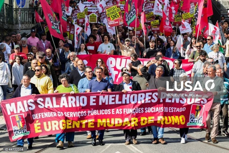 Manifestantes participam na manifestação nacional organizada pela CGTP-IN para trabalhadores dos distritos de Lisboa, Setúbal, Santarém, Portalegre, Beja, Évora e Faro, em Lisboa, 05 de abril de 2025. MANUEL DE ALMEIDA/LUSA
