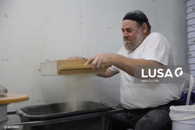 Israel: Judeus ultra-ortodoxos fazem pão achatado Matzah antes do feriado judaico da Páscoa