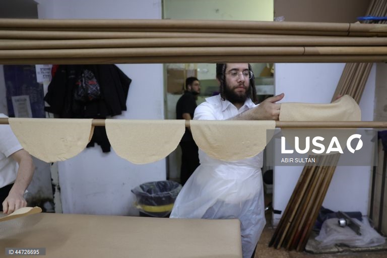 Israel: Judeus ultra-ortodoxos fazem pão achatado Matzah antes do feriado judaico da Páscoa
