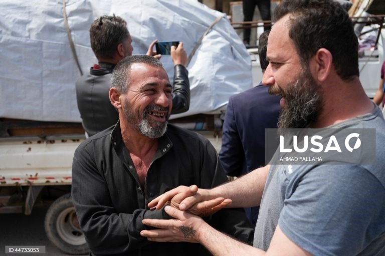 Síria: deslocados regressam às suas casas destruídas em Hama.
