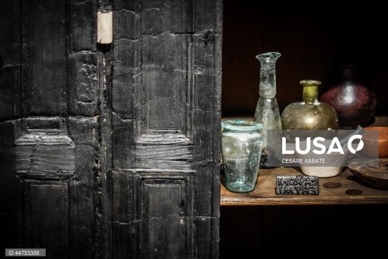Itália: Exposição permanente ''A madeira que não ardeu em Herculano''