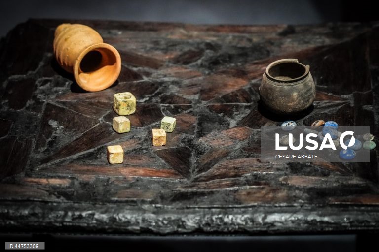 Itália: Exposição permanente ''A madeira que não ardeu em Herculano''