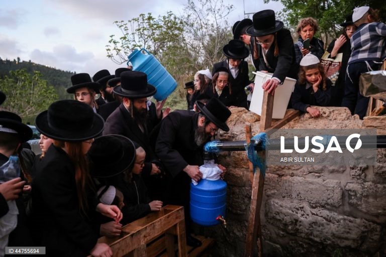 Israel: Judeus ultra-ortodoxos queimam pão fermentado antes da Páscoa em Jerusalém