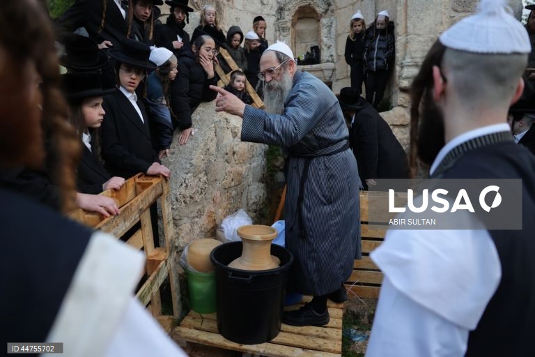 Israel: Judeus ultra-ortodoxos queimam pão fermentado antes da Páscoa em Jerusalém
